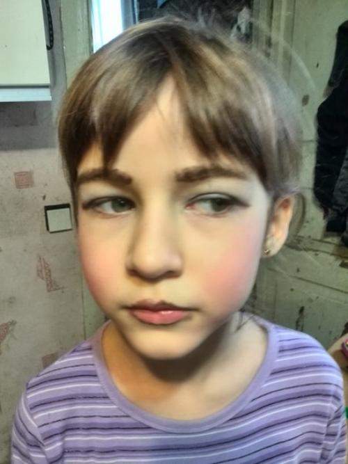 Маленькая девочка по имени Авелина решила поиграть в визажиста (девочке 13 с половиной лет). 02