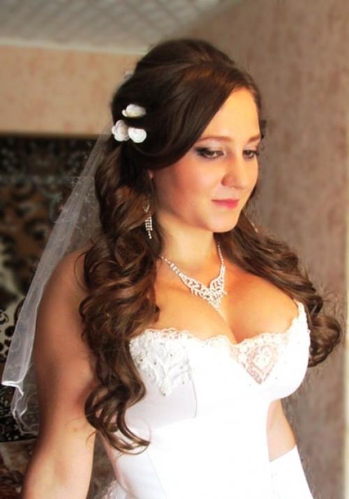 У нас можно забронировать мастеров на макияж и причёски на свадьбы! 07