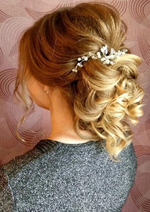 У нас можно забронировать мастеров на макияж и причёски на свадьбы! 03