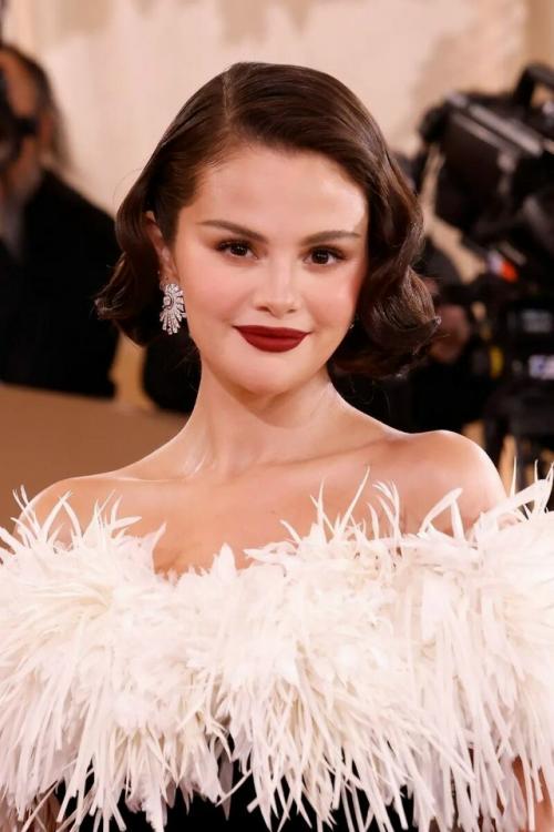 Лучшие наряды гостей Золотого Глобуса рассмотрены. 05