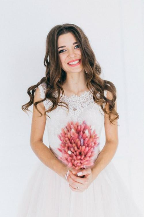 Милые невесты, совсем скоро сезон свадеб, а это значит что пора задуматься о вашем незабываемом свадебном образе. 01