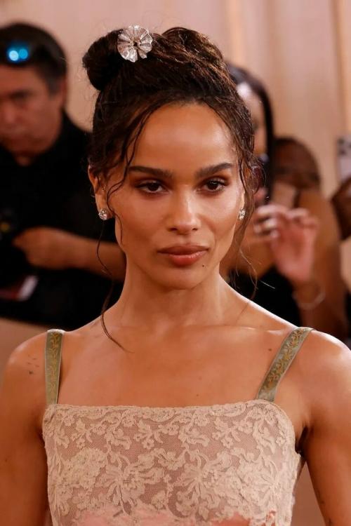 Лучшие наряды гостей Золотого Глобуса рассмотрены. 02