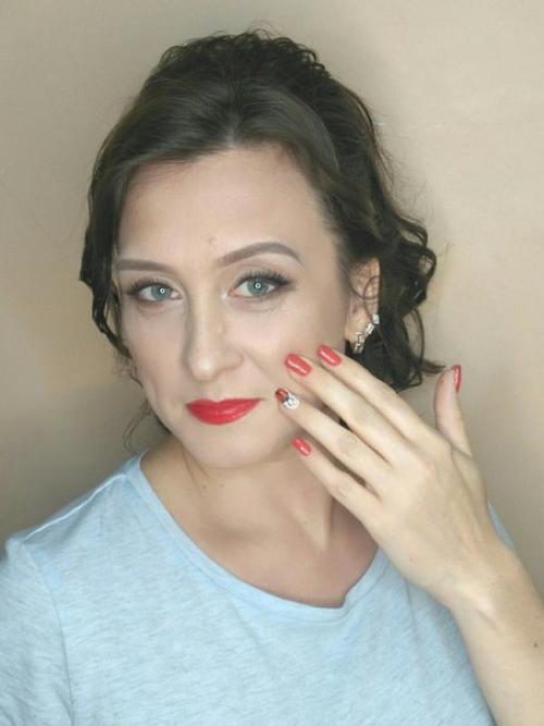 Здравствуйте?  Меня зовут Светлана, я профессиональный стилист - визажист c опытом работы более 2, 5 лет. 07