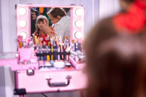 Прежде чем прийти на праздник, надо как следует подготовиться: сделать прическу, макияж, добавить стразы для блеска. 02