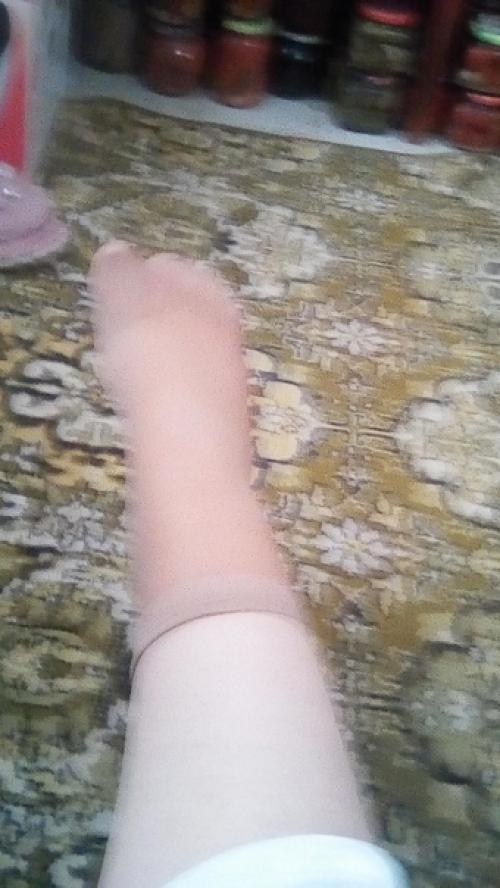 Нарисовать бумаге девушку с белым платьем, перчаткой, белые красивые туфли и красивую прическу. 01