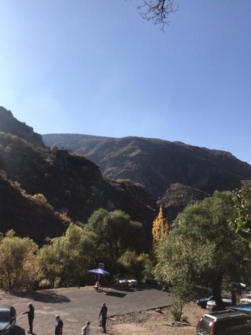 У меня есть буквально пара минут до того, как самолёт оторвёт меня от армянской земли. 04