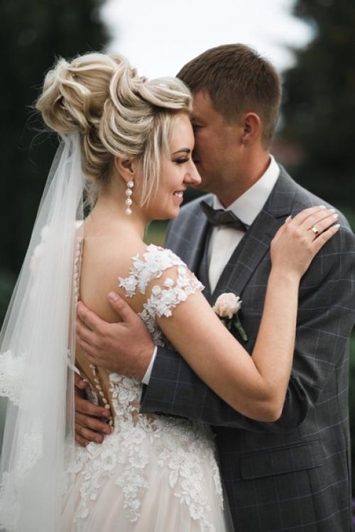 Свадебный стилист - это не только профессионал в создании сложных причесок и шикарного макияжа, это и художник, и психолог. 01