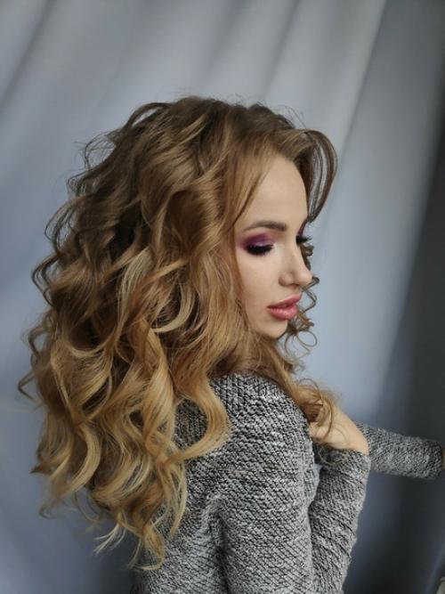 Стойкая, подходящая к образу прическа и макияж это то, что нужно в самый важный день! 04