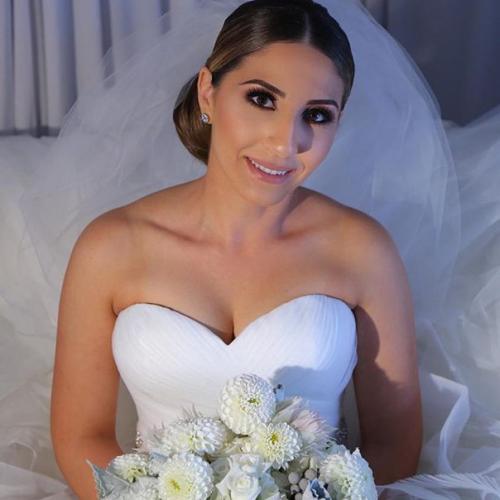 Милые невесты!   Акция: свадебный гладкий пучок и нежный макияж всего за 4 999 рублей. 01