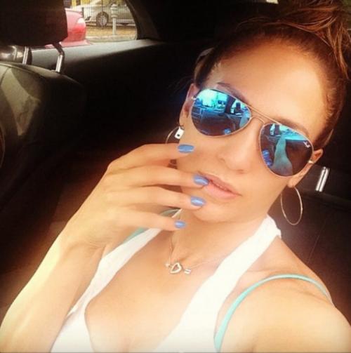 Создавая образ, мы часто вдохновляемся чьими-то идеями, причем не забываем привнести что-то свое авторское в тот же макияж, прическу или маникюр. 01