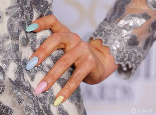 Создавая образ, мы часто вдохновляемся чьими-то идеями, причем не забываем привнести что-то свое авторское в тот же макияж, прическу или маникюр. 05