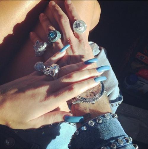 Создавая образ, мы часто вдохновляемся чьими-то идеями, причем не забываем привнести что-то свое авторское в тот же макияж, прическу или маникюр. 04