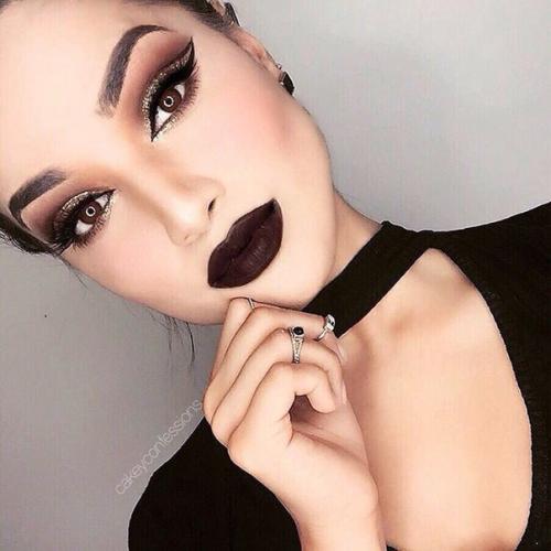 Полная программа базового курса для начинающих в индустрии от руководителя академии перманентного макияжа Solo Алины Соловьевой в декабре! 01