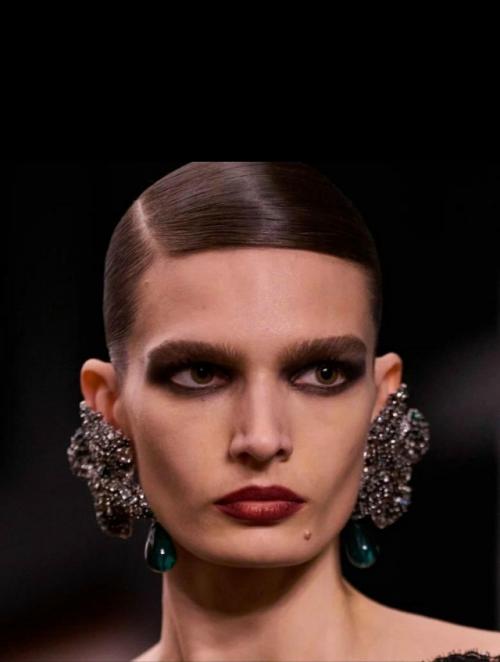 Новый год в стиле Saint Laurent: чёрное кружево, красная помада и роскошь без лишних слов. 04
