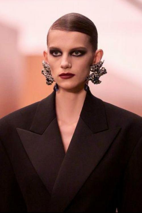 Новый год в стиле Saint Laurent: чёрное кружево, красная помада и роскошь без лишних слов. 03