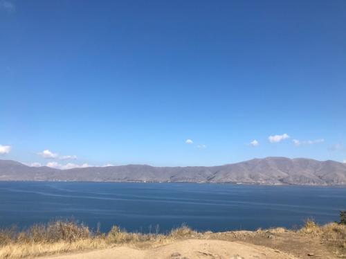 У меня есть буквально пара минут до того, как самолёт оторвёт меня от армянской земли. 02