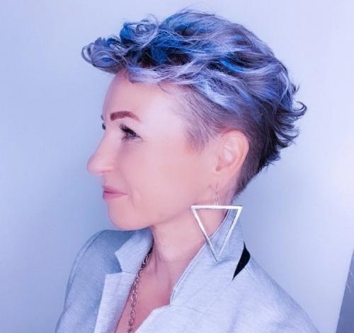 Яркие волосы у взрослых женщин: странная чудинка или смелый эксперимент. 05 Яркие волосы у взрослых женщин: странная чудинка или смелый эксперимент. 05