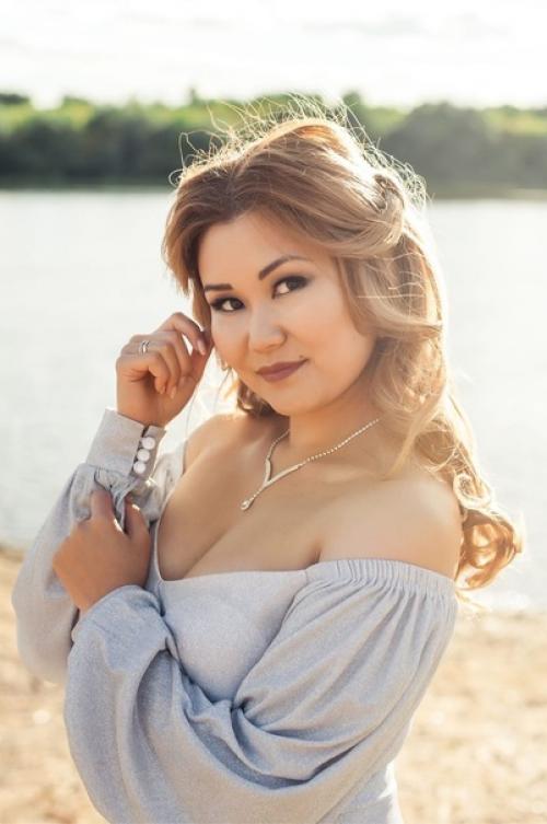 Месяц назад собирала невесту макияж+ прическа, выкладываю фотки только сейчас. 02