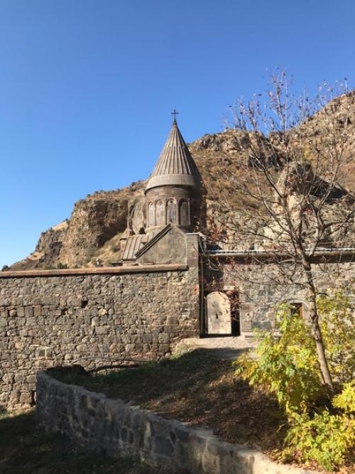 У меня есть буквально пара минут до того, как самолёт оторвёт меня от армянской земли. 07