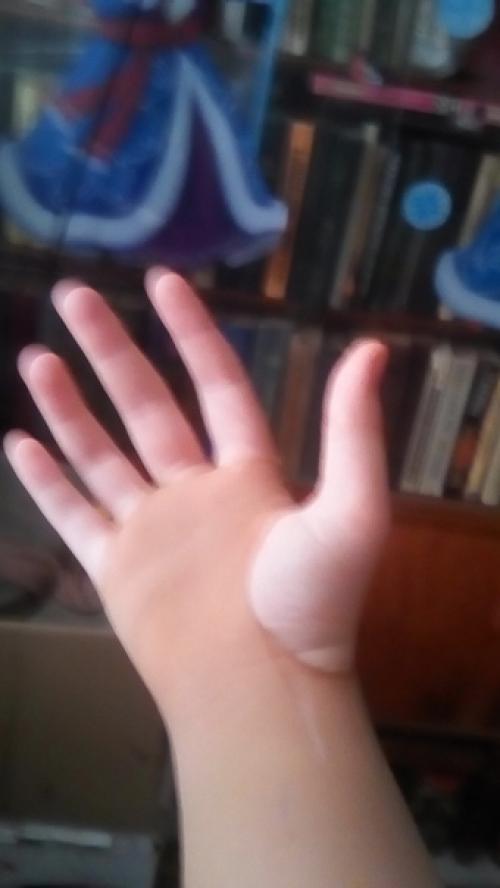 Нарисовать бумаге девушку с белым платьем, перчаткой, белые красивые туфли и красивую прическу. 08