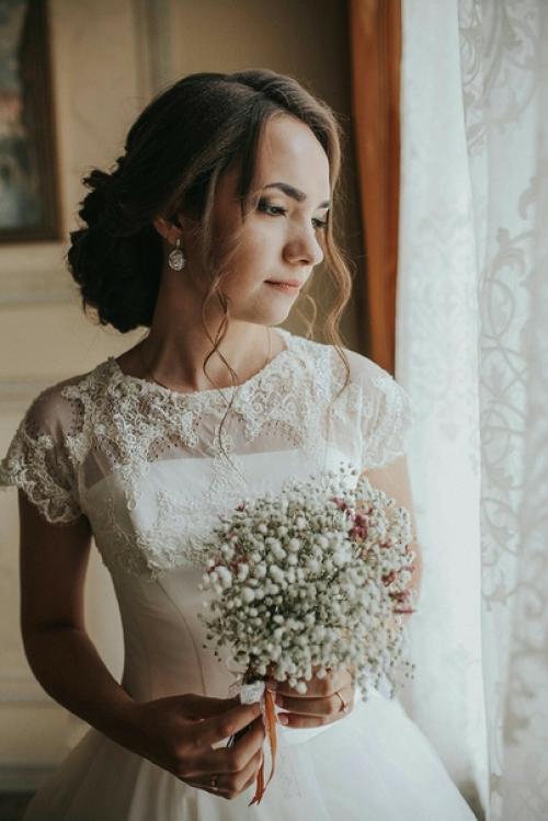 Стойкая, подходящая к образу прическа и макияж это то, что нужно в самый важный день! 01