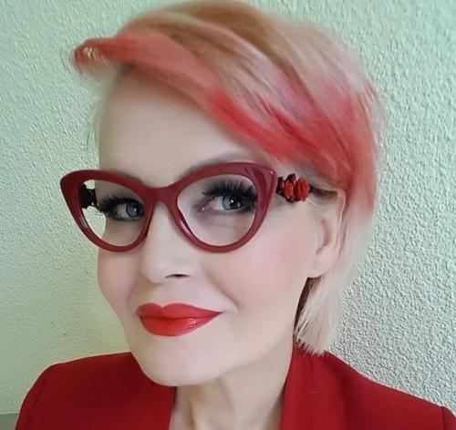 Яркие волосы у взрослых женщин: странная чудинка или смелый эксперимент. 04 Яркие волосы у взрослых женщин: странная чудинка или смелый эксперимент. 04