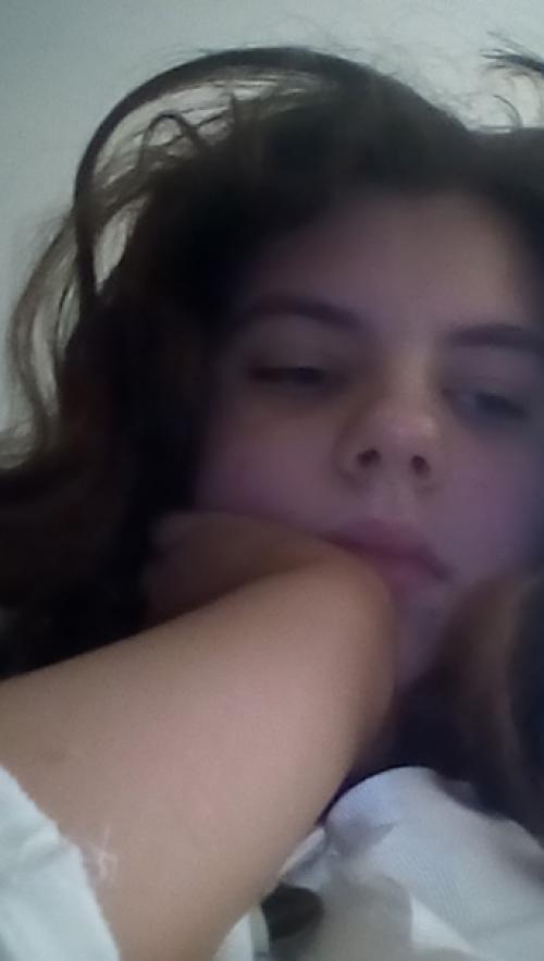 Нарисовать бумаге девушку с белым платьем, перчаткой, белые красивые туфли и красивую прическу. 03