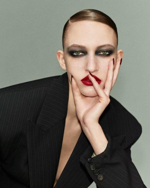 Новый год в стиле Saint Laurent: чёрное кружево, красная помада и роскошь без лишних слов. 07