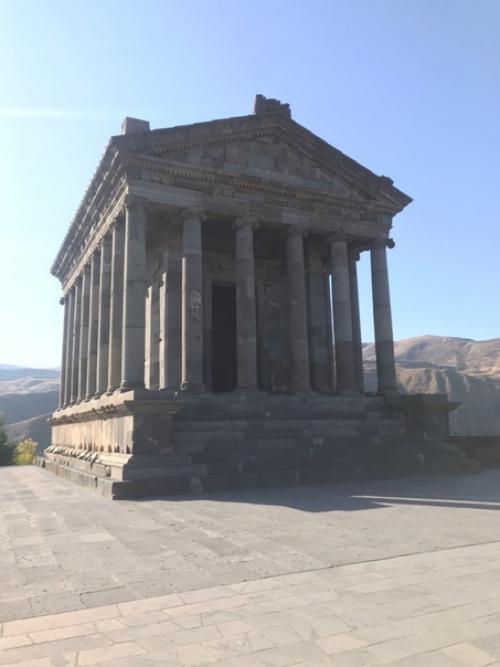 У меня есть буквально пара минут до того, как самолёт оторвёт меня от армянской земли. 05