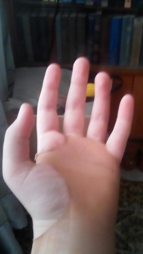 Нарисовать бумаге девушку с белым платьем, перчаткой, белые красивые туфли и красивую прическу. 09