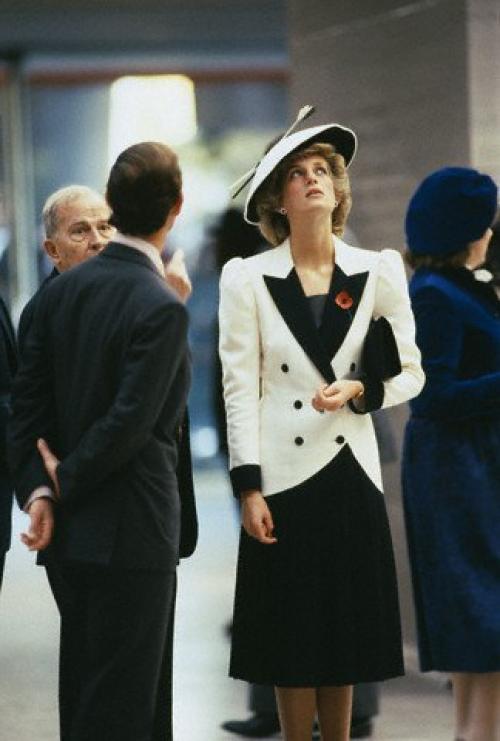 Стиль 1980-х гг. - стиль, воспроизводящий манеру одежды, макияжа, прически 1980-х годов. 01 Стиль 1980-х гг. - стиль, воспроизводящий манеру одежды, макияжа, прически 1980-х годов. 01