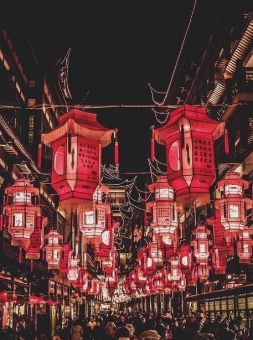 Юбка из торжественного кимоно и открытый топ - необычный элегантный наряд для новогодней вечеринки. 04