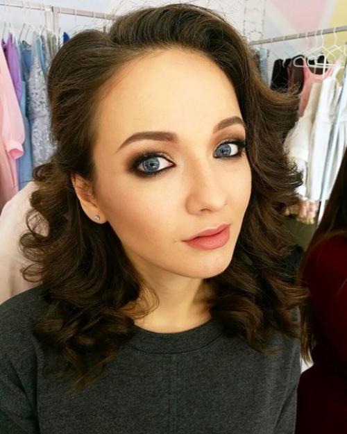 Привет?  Меня зовут Настя, я опытный визажист? 03