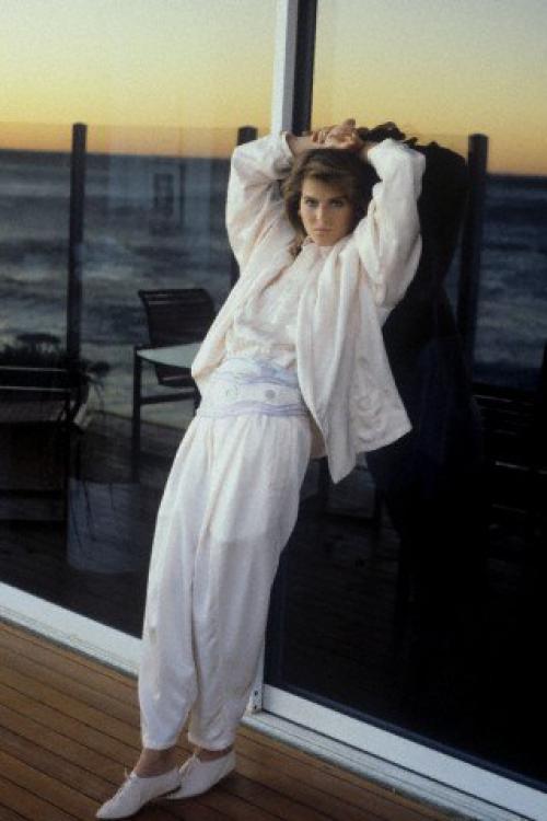 Стиль 1980-х гг. - стиль, воспроизводящий манеру одежды, макияжа, прически 1980-х годов. 08 Стиль 1980-х гг. - стиль, воспроизводящий манеру одежды, макияжа, прически 1980-х годов. 08