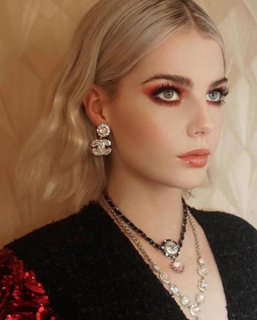 Визажист Валерия Феррейра поделилась фотографиями макияжа Люси для The Fashion Awards 2021. 02