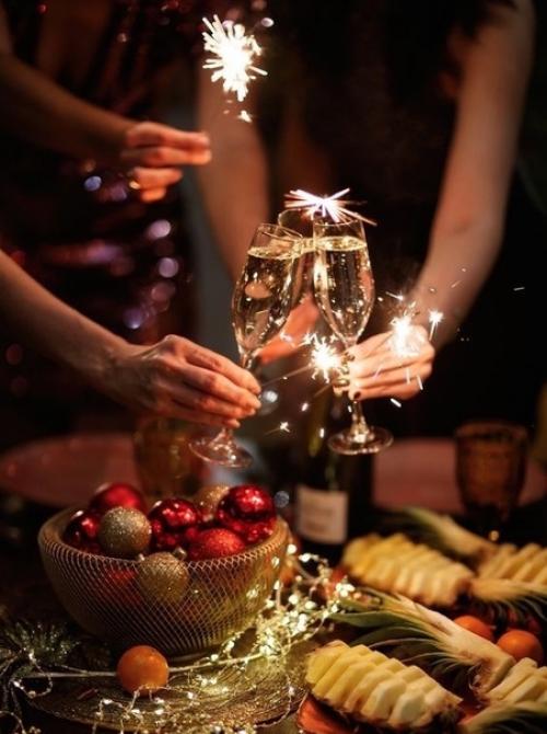 Юбка из торжественного кимоно и открытый топ - необычный элегантный наряд для новогодней вечеринки. 03