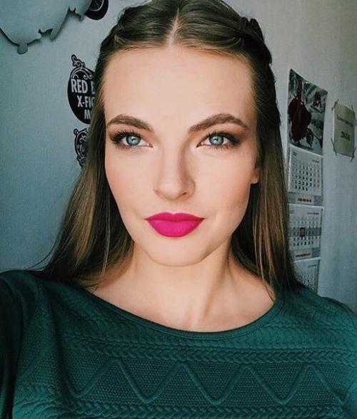 Милые девушки?  Уже пора бронировать места на макияж и причёску на новогодние корпоративы? 03