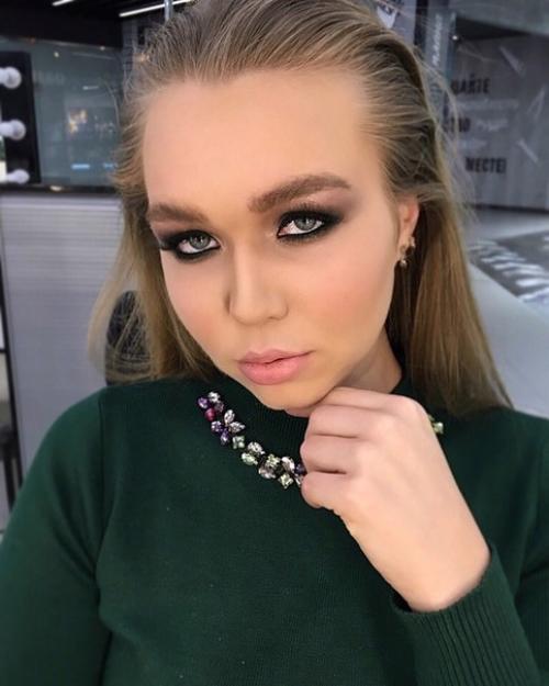 Милые девушки?  Уже пора бронировать места на макияж и причёску на новогодние корпоративы? 01