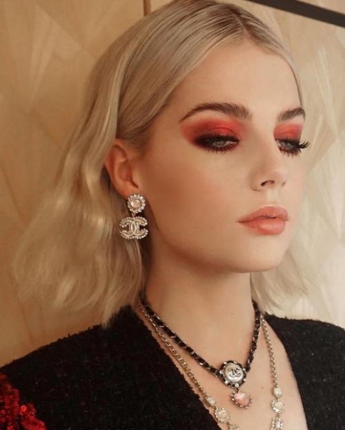 Визажист Валерия Феррейра поделилась фотографиями макияжа Люси для The Fashion Awards 2021. 01