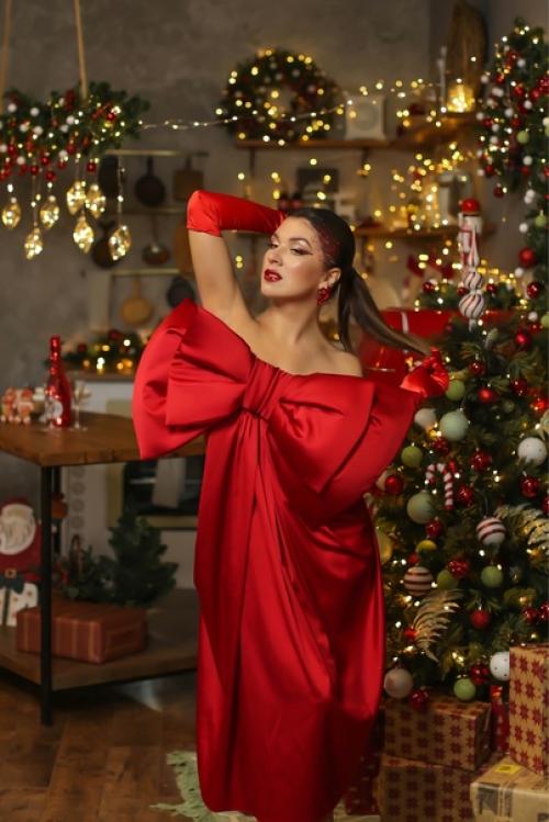 Дорогие мои, окошки на макияж и прическу к новогодним фотосессиям и корпоративам стремительно заканчиваются! 04