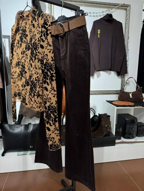 Образы с джинсами часто воспринимаются как повседневные и удобные, однако они вполне способны стать элегантными и даже праздничными. 07 Образы с джинсами часто воспринимаются как повседневные и удобные, однако они вполне способны стать элегантными и даже праздничными. 07