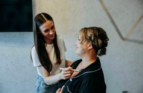 Так выглядит утро невесты, когда рядом - верно выбранный свадебный стилист. 01