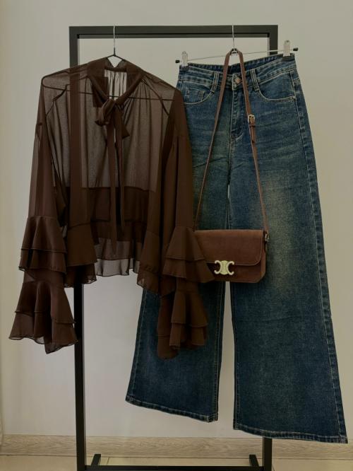 Образы с джинсами часто воспринимаются как повседневные и удобные, однако они вполне способны стать элегантными и даже праздничными.  