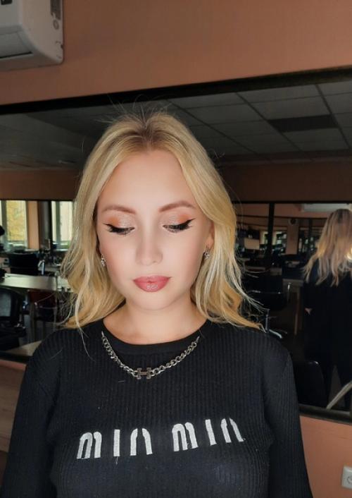 Сейчас пора новогодних корпоративов и каждая девушка мечтает быть на этом вечере самой красивой. 01