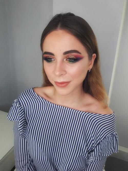 Здравствуйте, девушки?  Я мастером по прическам и визажистом являюсь! 03