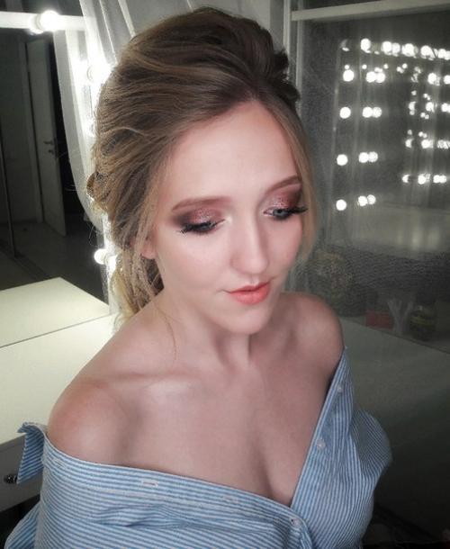 Здравствуйте, девушки?  Я мастером по прическам и визажистом являюсь! 02