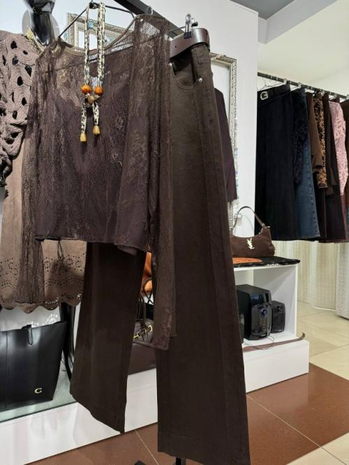 Образы с джинсами часто воспринимаются как повседневные и удобные, однако они вполне способны стать элегантными и даже праздничными. 06 Образы с джинсами часто воспринимаются как повседневные и удобные, однако они вполне способны стать элегантными и даже праздничными. 06