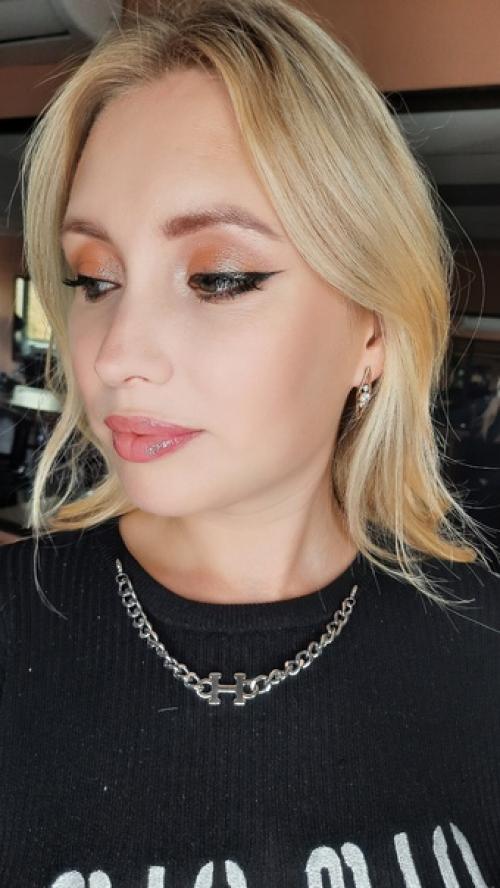 Сейчас пора новогодних корпоративов и каждая девушка мечтает быть на этом вечере самой красивой. 02