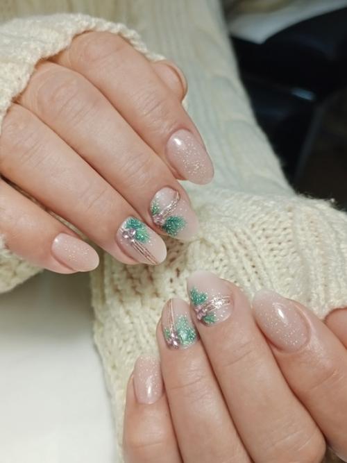 Женщине для красоты столько всего нужно сделать - причёска, маникюр, макияж, депиляция и тому подобное. 03