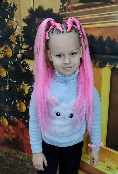 Вот такие милые хвостики и яркий розовый макияж для образа Барби делали Анюте на её пятилетие! 05